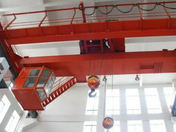 雙梁行車變頻器控制中如何實(shí)現(xiàn)行車的正反轉(zhuǎn)、升降、行走等基本操作？