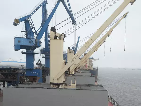 克令吊在安裝過程中如何保護(hù)周圍環(huán)境和設(shè)施?