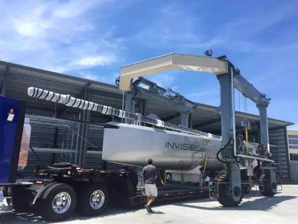 游艇吊的吊裝過程：游艇吊裝過程中應(yīng)注意哪些問題？