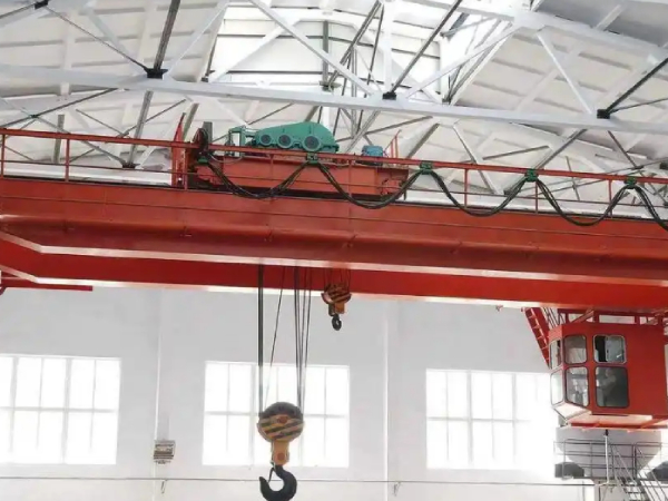 控制箱內(nèi)部接地線路如何布置以確保**？單梁行車(chē)控制箱接地系統(tǒng)解析