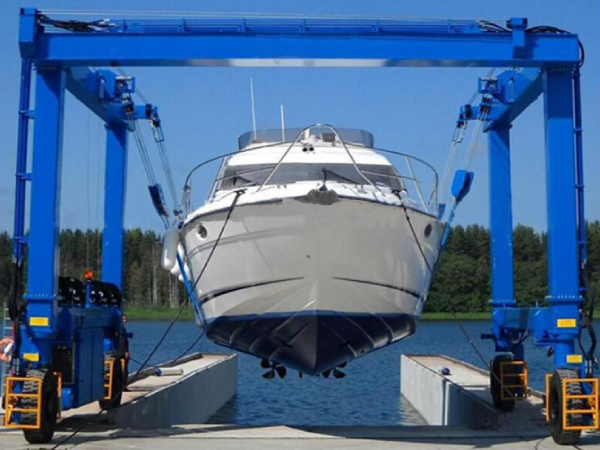 游艇吊如何應(yīng)對(duì)惡劣天氣和海況？